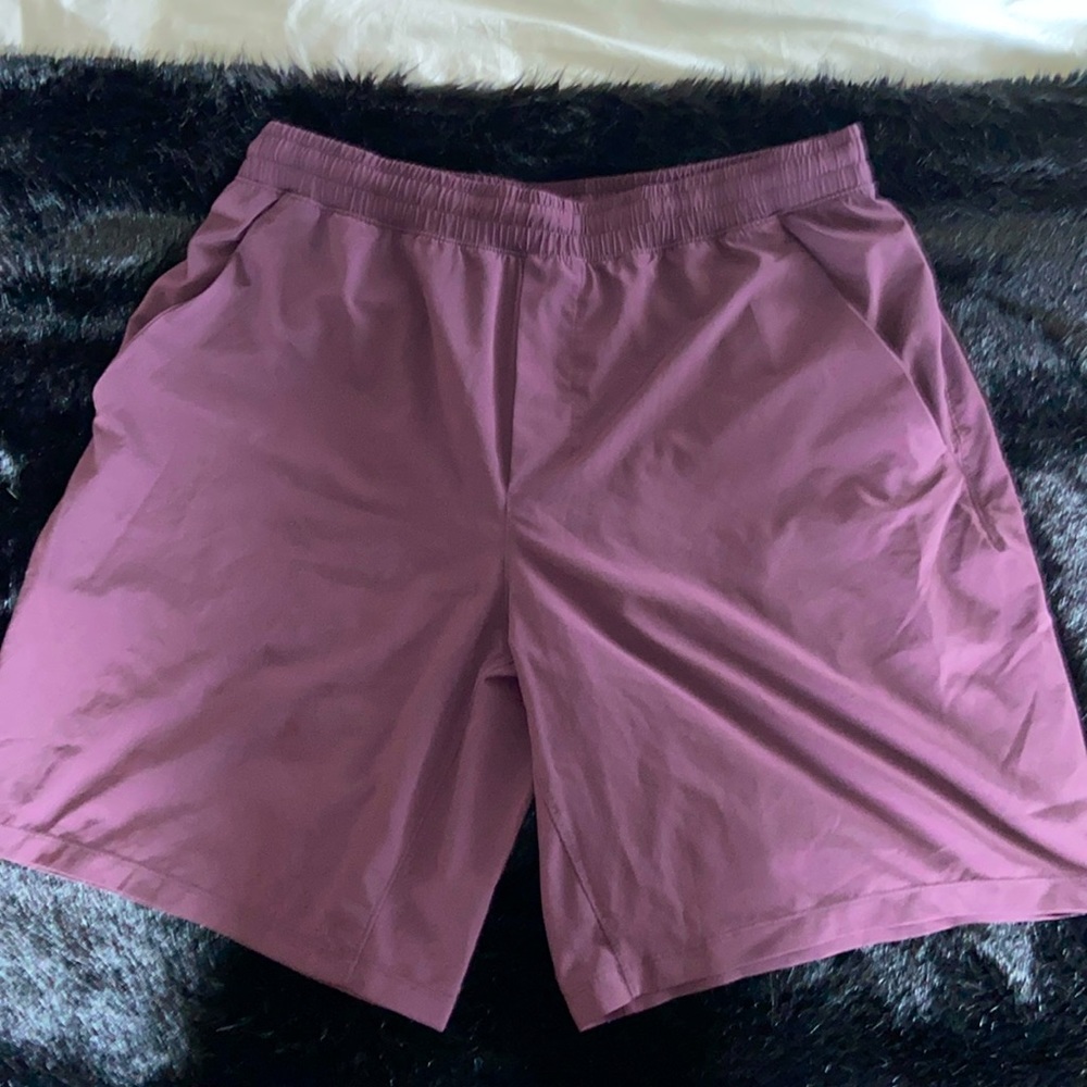 Men lululemon shorts (maroon)